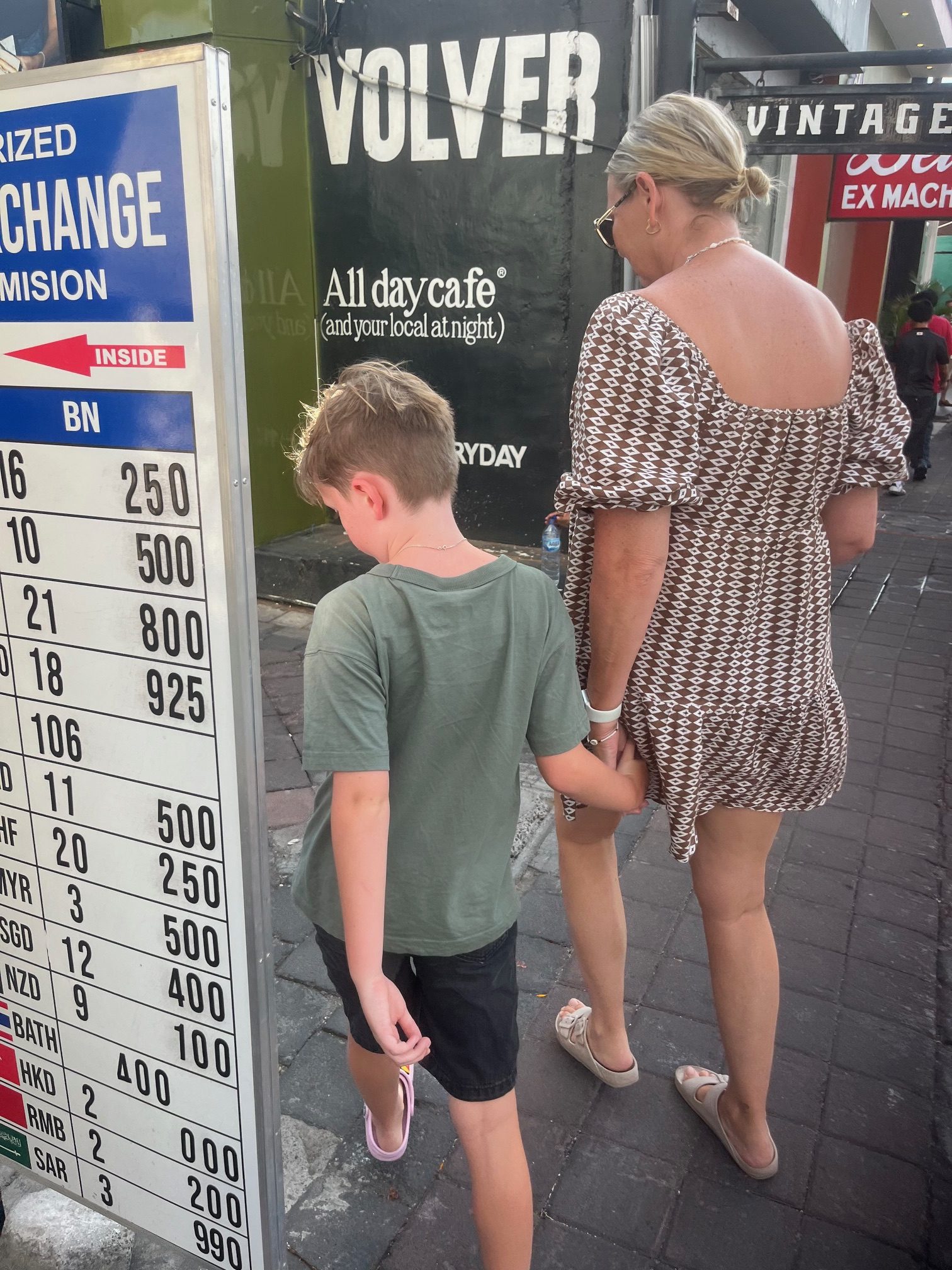 💳 Bali’s Going Cashless: What Aussie Travellers Need to Know