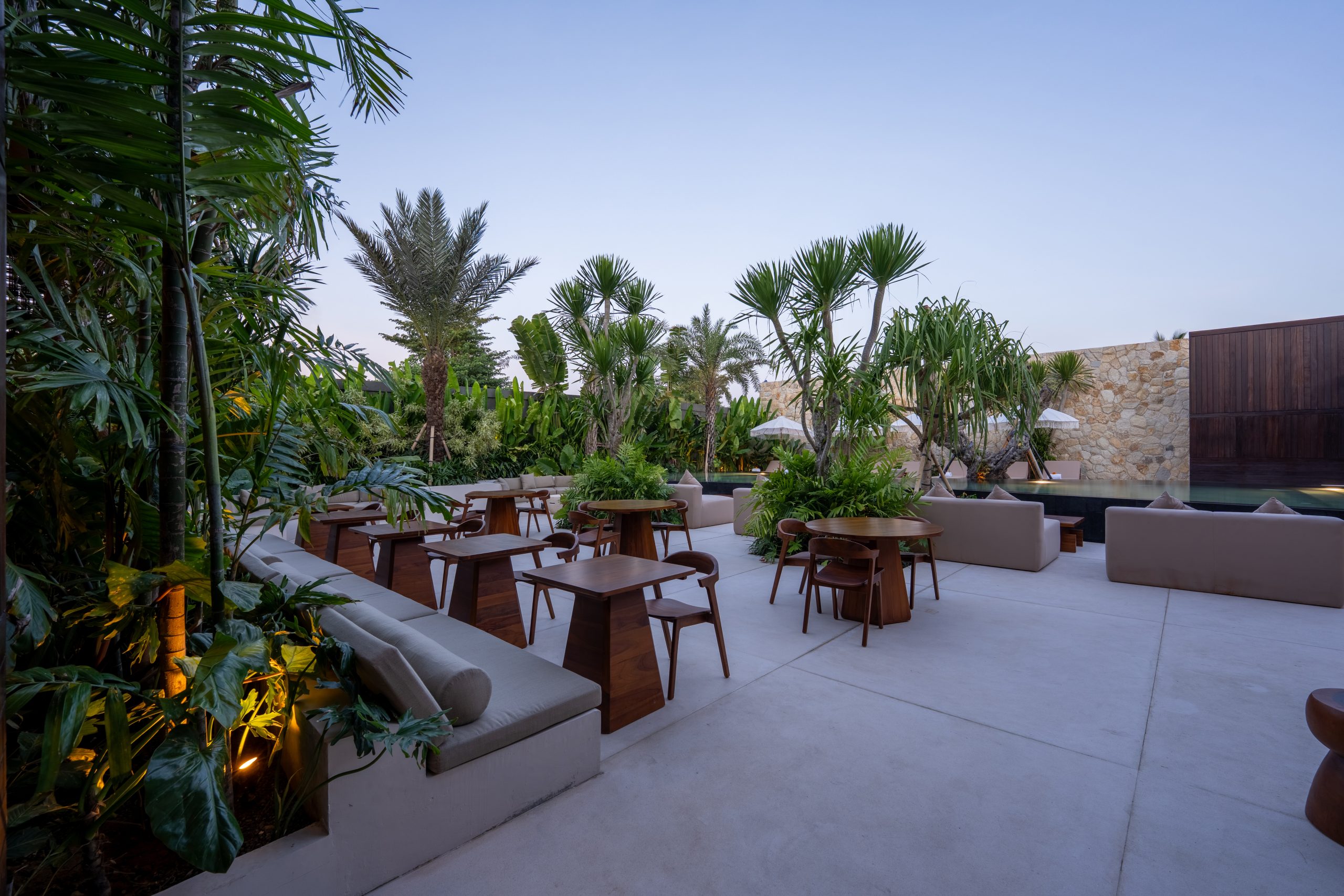 The tropical garden dining setting at Sana Uluwatu