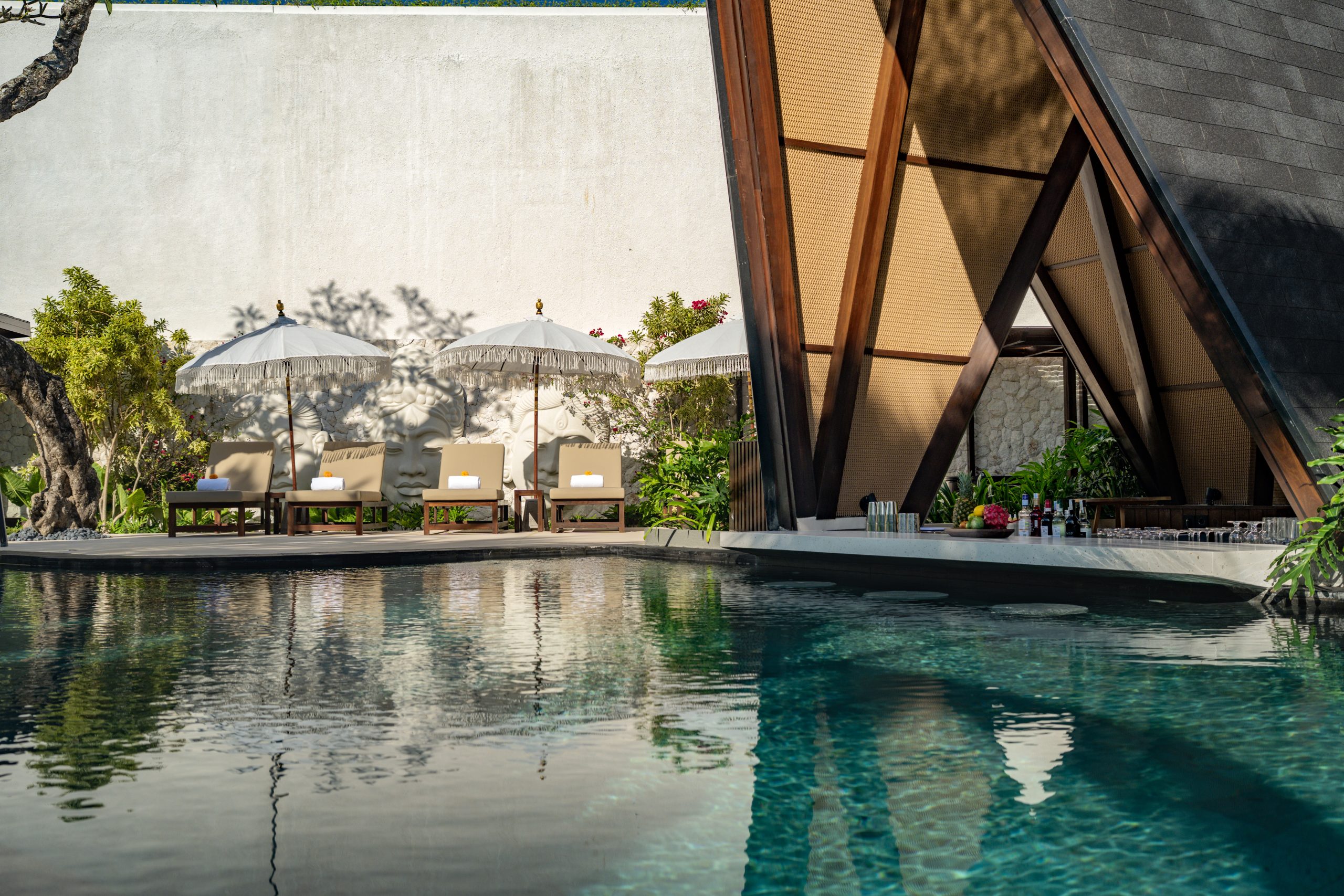 Swim-up pool bar at Nuju Uluwatu
