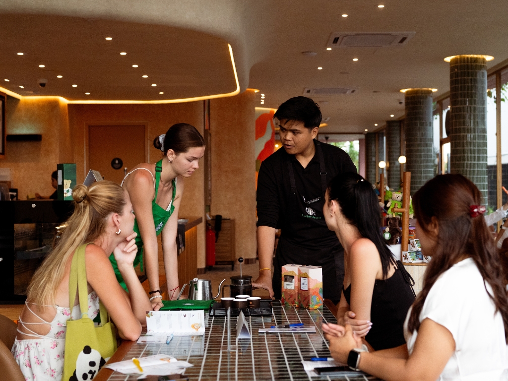 Guests learning about coffee culture together at TUI BLUE Berawa